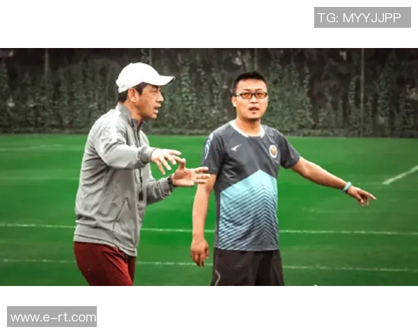 足球明星低头瞬间视频素材合集展现他们的专注与情感
