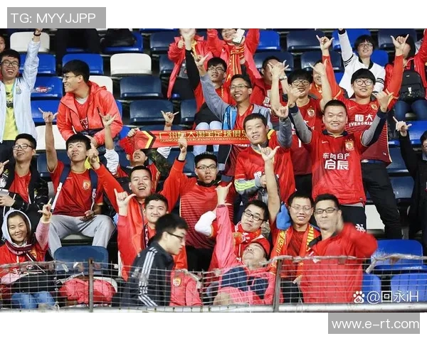 足球明星在中国庆祝生日与球迷互动分享快乐时光