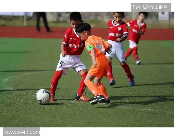 头发浓密的足球明星们如何在赛场上展现魅力与风采